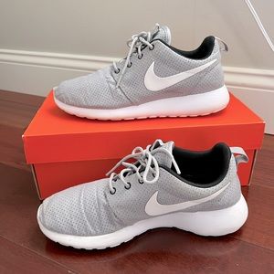 Nike Gray Roshe Run Athletic Shoe